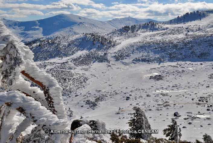 Montañas cubiertas de nieve que darán de beber a todos los habitantes de la zona cuando llegue el deshielo. Fotografía del CENEAM-MMA
